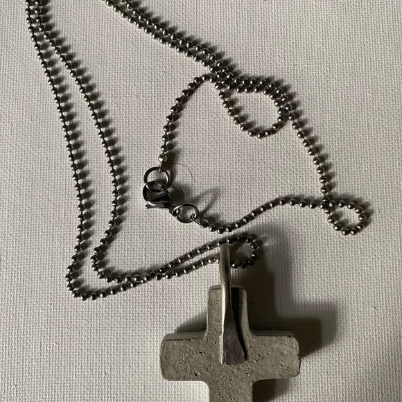 New Art Handmade concrete and stainless steel cross necklace. Minimalist unisex. - Picture 2 of 5